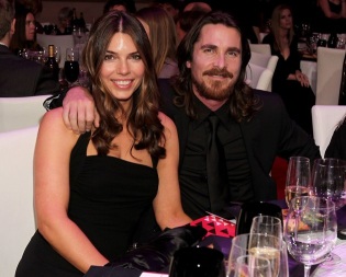 Christian Bale junto a Sandra "Sibi" Blazic, con quien está casado desde el 2000